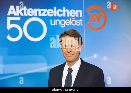 Hamburg, Germany. 13th Sep, 2017. Rudi Cerne presents an episode of the interactive German TV crime show 'Case Number XY · Unsolved' in Hamburg, Germany, 13 September 2017. Credit: Georg Wendt/dpa/Alamy Live News Stock Photo