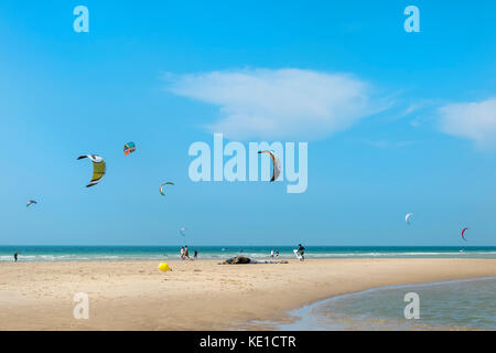 Kite surfers on the Wissant beach, Côte d’Opale, Region Nord-Pas de Calais, France Stock Photo