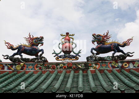 Figuren auf dem Dach - Tua Pek Kong Tempel - Kuching -Figures on the roof - Tua Pek Kong Temple - Kuching Stock Photo