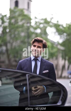 Street style, Johannes Huebl arriving at Louis Vuitton Fall-Winter 2018-2019  Menswear show held at Palais Royal, in Paris, France, on January 18, 2018.  Photo by Marie-Paola Bertrand-Hillion/ABACAPRESS.COM Stock Photo - Alamy