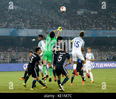 Kolkata, India. 17th Oct, 2017. Player of England and Japan in action during the FIFA U 17 World Cup India 2017 Round of Sixteen match on October 17, 2017 in Kolkata. Credit: Saikat Paul/Pacific Press/Alamy Live News Stock Photo