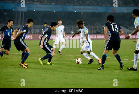 Kolkata, India. 17th Oct, 2017. Player of England and Japan in action during the FIFA U 17 World Cup India 2017 Round of Sixteen match on October 17, 2017 in Kolkata. Credit: Saikat Paul/Pacific Press/Alamy Live News Stock Photo