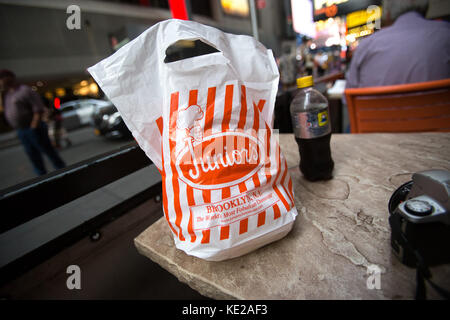 Carrier bag with Junior's branding at the Times Square branch in Manhattan, NY. Stock Photo