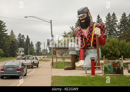 Akeley, Minnesota - A giant statue of Paul Bunyan. Akeley is one of nearly a dozen towns claiming to be the birthplace of the fictional lumberjack. Stock Photo
