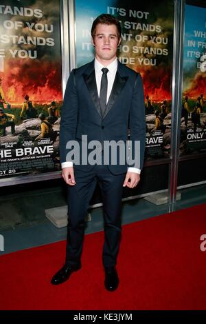 New York, NY, USA. 17th Oct, 2017. Jake Picking at arrivals for ONLY THE BRAVE Premiere, iPic Theaters at Fulton Market, New York, NY October 17, 2017. Credit: Jason Mendez/Everett Collection/Alamy Live News Stock Photo