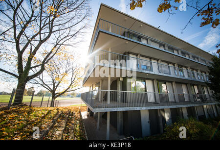 Stuttgart, Germany. 18th Oct, 2017. The sun shines outside an emergency shelter for students in Stuttgart, Germany, 18 October 2017. The term has begun on Monday and several students have been unable to find accomodation. Credit: Christoph Schmidt/dpa/Alamy Live News Stock Photo