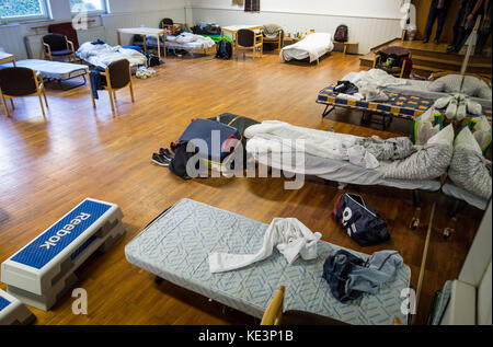 Stuttgart, Germany. 18th Oct, 2017. Personal belongings of a student lying in an emergency shelter for students in Stuttgart, Germany, 18 October 2017. The term has begun on Monday and several students have been unable to find accomodation. Credit: Christoph Schmidt/dpa/Alamy Live News Stock Photo