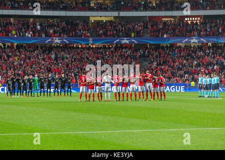 Lisbon, Portugal. 18th Oct, 2017. October 18, 2017. Lisbon, Portugal. Benfica players and Manchester United players during a moment of silence for the victim of forest fires in Portugal Credit: Alexandre de Sousa/Alamy Live News Stock Photo