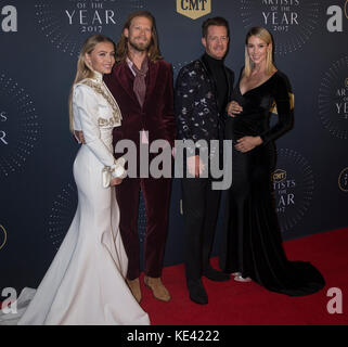 Nashville, Tenessee, USA. 18th Oct, 2017. NASHVILLE, TN - Brian Kelley and Tyler Hubbard of Florida Georgia Line along with wives Brittney Marie Cole and Hayley Stommel arrive on the red carpet at the 2017 CMT Artists of the Year at the Schermerhorn Symphony Center in Nashville, TN. Credit: The Photo Access/Alamy Live News Stock Photo