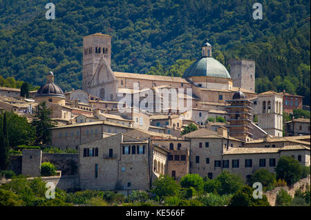 Romanesque Cattedrale di San Rufino (Assisi Cathedral of Saint Rufinus of Assisi) in Assisi, Umbria, Italy. 27 August 2017 © Wojciech Strozyk / Alamy  Stock Photo