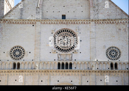 Romanesque Cattedrale di San Rufino (Assisi Cathedral of Saint Rufinus of Assisi) in Assisi, Umbria, Italy. 27 August 2017 © Wojciech Strozyk / Alamy  Stock Photo