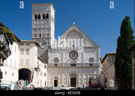 Romanesque Cattedrale di San Rufino (Assisi Cathedral of Saint Rufinus of Assisi) in Assisi, Umbria, Italy. 27 August 2017 © Wojciech Strozyk / Alamy  Stock Photo