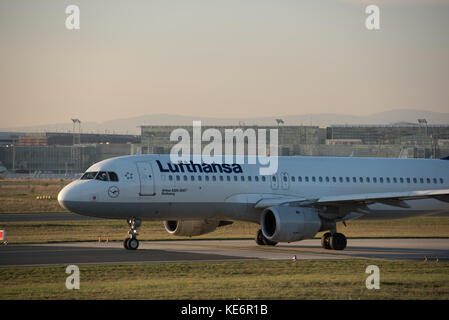 Reisen, Deutschland, Hessen, Frankfurt am Main, Flughafen, October 18. Ein Airbus A320-214 der Lufthansa mit der Kennung D-AIUQ. (Photo by Ulrich Roth Stock Photo