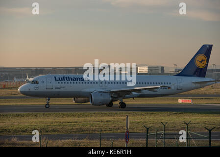 Reisen, Deutschland, Hessen, Frankfurt am Main, Flughafen, October 18. Ein Airbus A320-214 der Lufthansa mit der Kennung D-AIUQ. (Photo by Ulrich Roth Stock Photo