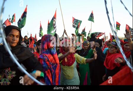 Hyderabad, Pakistan. 18th Oct, 2017. PPP women dance on the beat of there party songs during the large public gathering in Hyderabad in which chairman of Pakistan Peoples Party PPP Bilawal Bhutto will deliver his speech Credit: Janali Laghari/Pacific Press/Alamy Live News Stock Photo