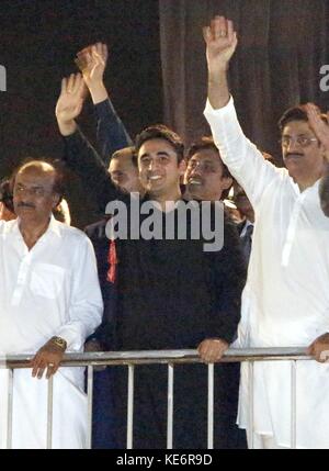 Hyderabad, Pakistan. 18th Oct, 2017. Chairman of Pakistan Peoples Party PPP Bilawal Bhutto waves his hand to the party workers during the public gathering in Hyderabad Credit: Janali Laghari/Pacific Press/Alamy Live News Stock Photo
