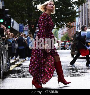 London, UK. 18th Sep, 2017. LONDON- 18 September 2017 Woman on the street during the London Fashion Week Credit: Mauro Del Signore/Pacific Press/Alamy Live News Stock Photo