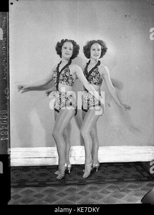 10730 Turner twins dancers demonstrate Mignon hosiery Stock Photo