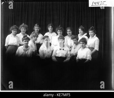 YWCA group portrait 1915 (3192156528) Stock Photo