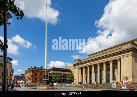 Barkers Pool, showing Sheffield City Hall and Sheffield War Memorial, Barkers Pool, Sheffield, UK Stock Photo