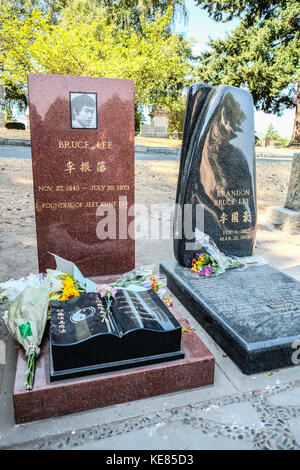 Bruce Lee and Brandon Lee Tomb Stones in Lakeview Cemetery in Seattle Stock Photo