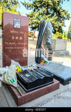 Bruce Lee and Brandon Lee Tomb Stones in Lakeview Cemetery in Seattle Stock Photo