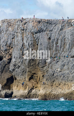 Climbers enjoying the cliffs along the Pembrokeshire National Park Stock Photo