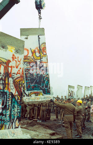 The outlet belt of the Berlin Wall at the Brandenburger Gate on 22 December 1989. The GDR joined the federal republic of Germany on 3 October 1990.    | usage worldwide Stock Photo