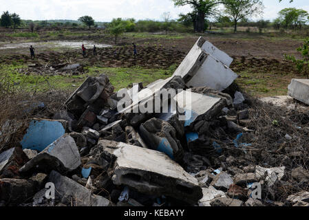 MOZAMBIQUE, Moatize, the village Chipanga was resettled by VALE coal mining, a brazil company, the new settlement Cateme built by Vale is 40 km far, the bulldozed hospital / MOSAMBIK, Moatize, fuer die Erweiterung der Kohlemine des brasilianischen Unternehmens VALE wird die Ortschaft Chipanga abgerissen, die Bewohner werden 40 km von Moatize enfernt nach Cateme umgesiedelt, das abgerissene Krankenhaus Stock Photo