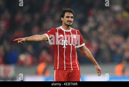 Munich, Germany. 18th Oct, 2017. Munich's Mats Hummels during the Champions League group stage match between FC Bayern Munich and Celtic Glasgow in the Allianz Arena in Munich, Germany, 18 October 2017. Credit: Andreas Gebert/dpa/Alamy Live News Stock Photo