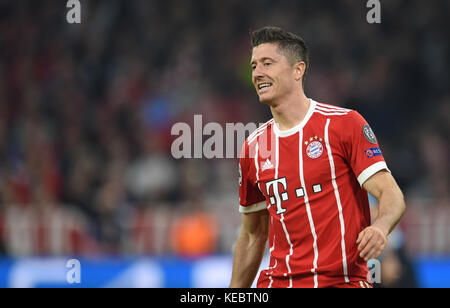 Munich, Germany. 18th Oct, 2017. Munich's Robert Lewandowski during the Champions League group stage match between FC Bayern Munich and Celtic Glasgow in the Allianz Arena in Munich, Germany, 18 October 2017. Credit: Andreas Gebert/dpa/Alamy Live News Stock Photo