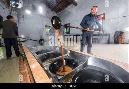 Yiwu, China's Zhejiang Province. 19th Oct, 2017. Workers boil syrup in a brown sugar factory at Shangyang Village in Yiwu City, east China's Zhejiang Province, Oct. 19, 2017. Local villagers in Yiwu produce brown sugar productions from late October to the end of December through their traditional method, which has a history of over 300 years. Credit: Xu Yu/Xinhua/Alamy Live News Stock Photo