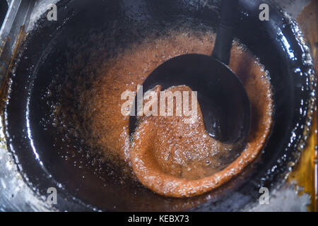 Yiwu, China's Zhejiang Province. 19th Oct, 2017. A worker boils syrup in a brown sugar factory at Shangyang Village in Yiwu City, east China's Zhejiang Province, Oct. 19, 2017. Local villagers in Yiwu produce brown sugar productions from late October to the end of December through their traditional method, which has a history of over 300 years. Credit: Xu Yu/Xinhua/Alamy Live News Stock Photo