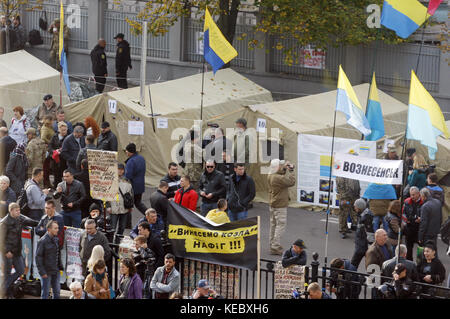 Kiev, Ukraine. 19th Oct, 2017. Protesters are seen near tents during a rally to demand an electoral reform, in front of the Ukrainian parliament in Kiev, Ukraine, on 19 October 2017. Credit: Serg Glovny/ZUMA Wire/Alamy Live News Stock Photo