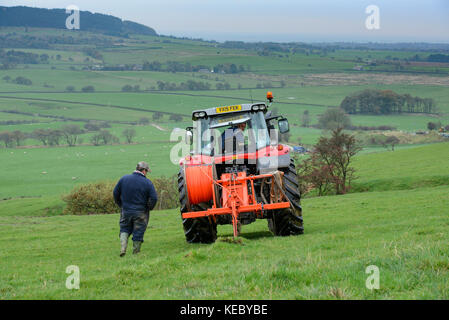 Chipping, UK. 19th Oct, 2017. Work taking place to install the World’s fastest rural broadband in the farmland around Chipping, Preston, Lancashire. Offering a full 1,000Mbps, B4RN, Broadband for the Rural North, is a professionally designed fibre optic broadband network, registered as a non-profit community benefit society, and run with the support of landowners and volunteers. Credit: John Eveson/Alamy Live News Stock Photo