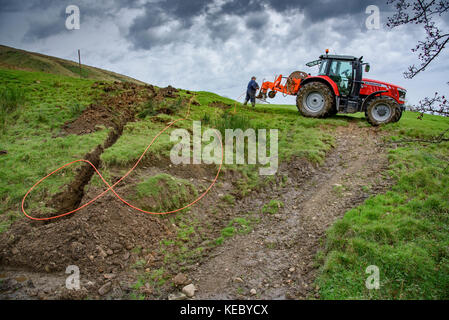 Chipping, UK. 19th Oct, 2017. Work taking place to install the World’s fastest rural broadband in the farmland around Chipping, Preston, Lancashire. Offering a full 1,000Mbps, B4RN, Broadband for the Rural North, is a professionally designed fibre optic broadband network, registered as a non-profit community benefit society, and run with the support of landowners and volunteers. Credit: John Eveson/Alamy Live News Stock Photo