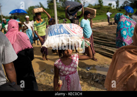 Cox's Bazar, Bangladesh. 19th Oct, 2017. Rohingya refugee's lifestyle inside Balukhali refugee camp in Cox's Bazar, Bangladesh on October 19, 2017.  Almost 600,000 Rohingya refugees have reached Bangladesh since August, fleeing violence in Myanmar's Rakhine state, where the UN has accused troops of waging an ethnic cleansing campaign against them. Credit: zakir hossain chowdhury zakir/Alamy Live News Stock Photo