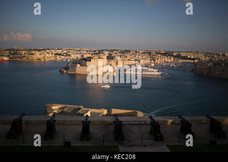 Valletta, Malta. 19th October, 2017. A view of the city of Valletta and the historic Grand Harbour, at the end of the week in which Maltese journalist Daphne Caruana Galizia was murdered. The freelance journalist, best known for her work on the Panama Papers and financial corruption within Malta, was killed on Monday 16th October in a car bomb near her home. Jeremy Sutton-Hibbert/Alamy Live News. Stock Photo