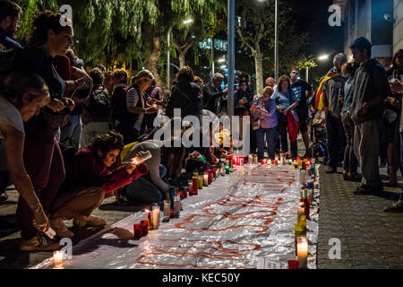 Barcelona, Spain, Spain. 17th Oct, 2017. Demonstrators are seen lighting candles during a protest.Demonstrators took over the streets during the second protest of the day after the admission in prison of Jordi Cuixart and Jordi Sanchez. Around 200,000 people have gathered in Barcelona to ask for the release of the two political prisoners and sovereigntists leaders in prison handed down by judge Carmen Lamela. The demonstrators have the determination to continue with demonstrations and rallies until the release of both of them. Credit: SOPA/ZUMA Wire/Alamy Live News Stock Photo