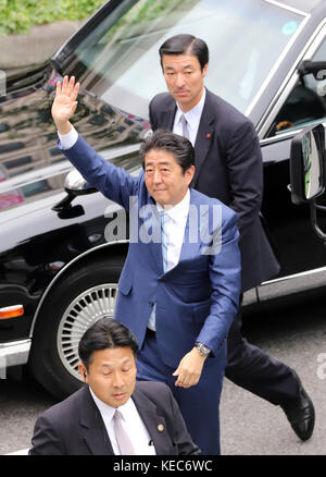 Tokyo, Japan. 20th Oct, 2017. Japanese Prime Minister and ruling LDP leader Shinzo Abe waves to supporters upon his arival at an election campaign in Fujisawa, suburban Tokyo on Friday, Octoebr 20, 2017. Japan's general election will be held on October 22. Credit: Yoshio Tsunoda/AFLO/Alamy Live News Stock Photo