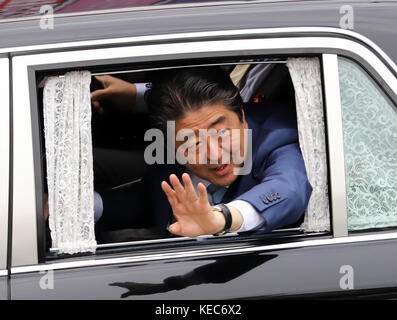 Tokyo, Japan. 20th Oct, 2017. Japanese Prime Minister and ruling LDP leader Shinzo Abe waves to supporters as he leaves an election campaign in Fujisawa, suburban Tokyo on Friday, Octoebr 20, 2017. Japan's general election will be held on October 22. Credit: Yoshio Tsunoda/AFLO/Alamy Live News Stock Photo