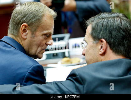 Brussels, Belgium. 20th Oct, 2017. European Council President Donald Tusk (L) talks with Dutch Prime Minister Mark Rutte prior to the second day of two-day EU Summit in Brussels, Belgium, on Oct. 20, 2017. Credit: Ye Pingfan/Xinhua/Alamy Live News Stock Photo