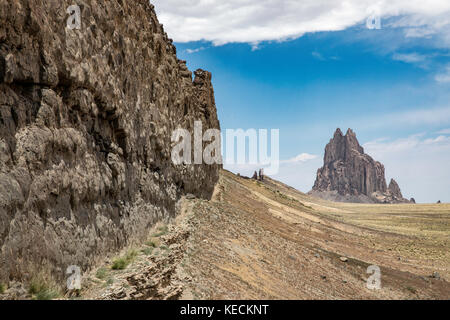 A dike of lamprophyre leads up to Shiprock, a volcanic plug, New Mexico, USA Stock Photo