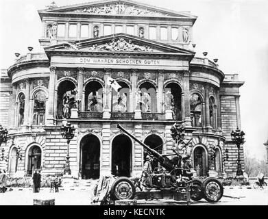 American soldiers with an anti-aircraft gun in front of the opera house in Frankfurt/Main. Undated  | usage worldwide Stock Photo