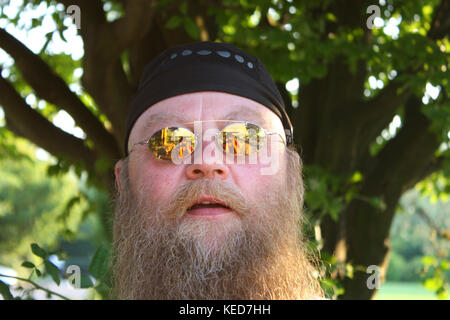 Mann mit langem Bart und Sonnenbrille, Portrait Stock Photo