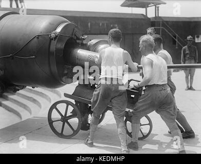 U.S. Military Training during World War I, Soldiers Loading Ammunition into Large Cannon, Harris & Ewing, 1917 Stock Photo