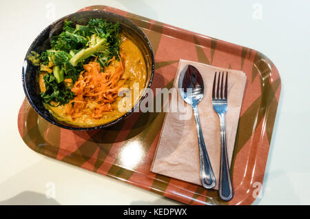 Tibetan mama, with coconut curry peanut butter sauce served over brown rice, with steamed vegetables and kimchi at Le Botaniste, SoHo, New York City Stock Photo