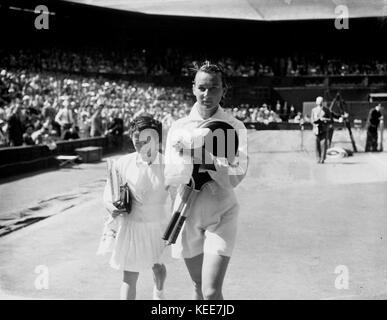 Wimbledon tennis Championships 1949' Little Gem' Gem Hoahing versus 'Gorgeous' Gussie Moran. 4ft 9' tall Little Gem wins her match 6-2, 5-7, 6-3 against Georgeous Gussie - who was famous for wearing the first frilly knickers and short dress, designed by Teddy Tinling, in her previous match.  Photograph by Tony Henshaw *** Local Caption *** From the wholly-owned original negative. Stock Photo