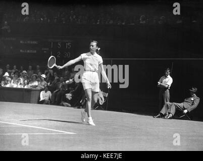Wimbledon tennis Championships 1949' Little Gem' Gem Hoahing versus 'Gorgeous' Gussie Moran. 4ft 9' tall Little Gem wins her match 6-2, 5-7, 6-3 against Georgeous Gussie - who was famous for wearing the first frilly knickers and short dress, designed by Teddy Tinling, in her previous match.  Photograph by Tony Henshaw *** Local Caption *** From the wholly-owned original negative. Stock Photo