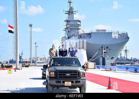 Alexandria, Egypt. 19th Oct, 2017. Egyptian President Abdel Fattah al-Sisi (C) attends a ceremony to celebrate the Egyptian Naval Day, in Alexandria, Egypt, Oct. 19, 2017. Credit: MENA/Xinhua/Alamy Live News Stock Photo